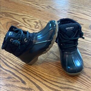 Girl’s Sperry Saltwater Nylon Quilt Duck Boots. Size 8M. Excellent Condition.